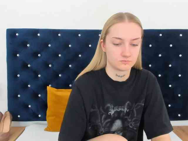 AlexaKisses webcam