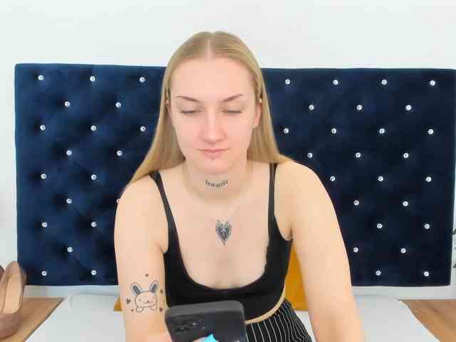 AlexaKisses webcam