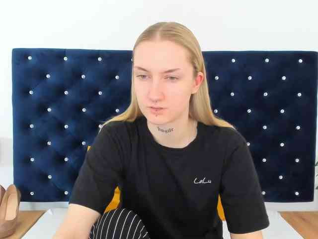 AlexaKisses webcam