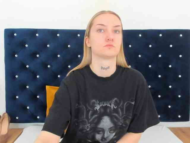 AlexaKisses webcam
