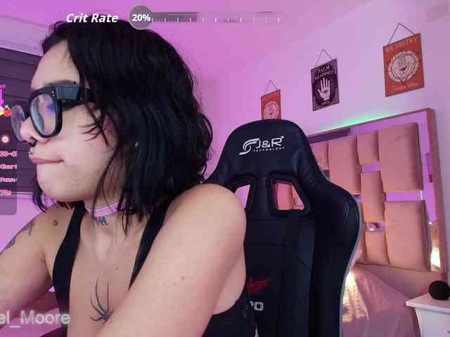 ArielMoore webcam