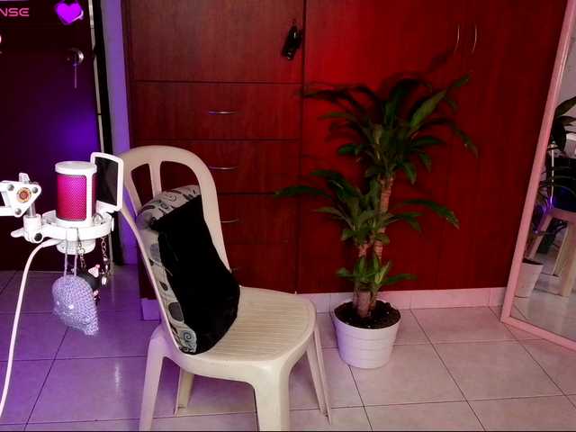 Tinamqueen's BongaCams show and profile