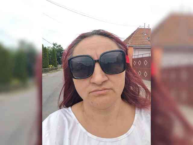 LaraXXX33 webcam