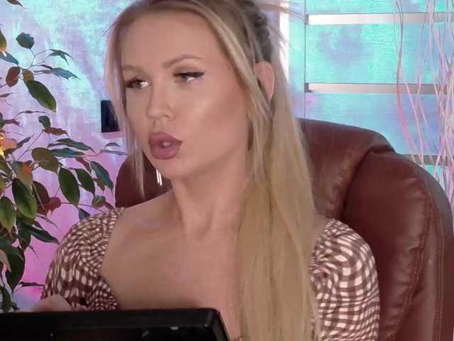 Anna-R's BongaCams show and profile