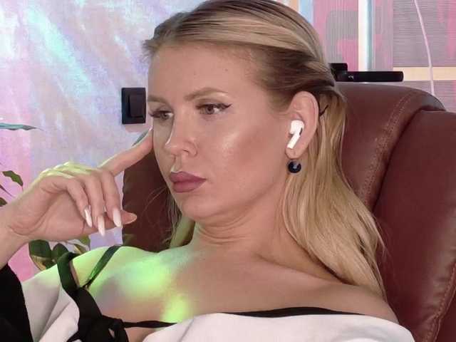 Anna-R's BongaCams show and profile