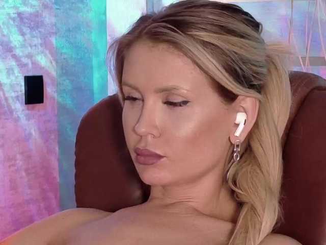 Anna-R's BongaCams show and profile