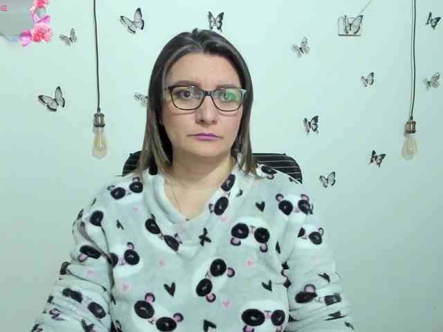 Amie-Adams82 webcam