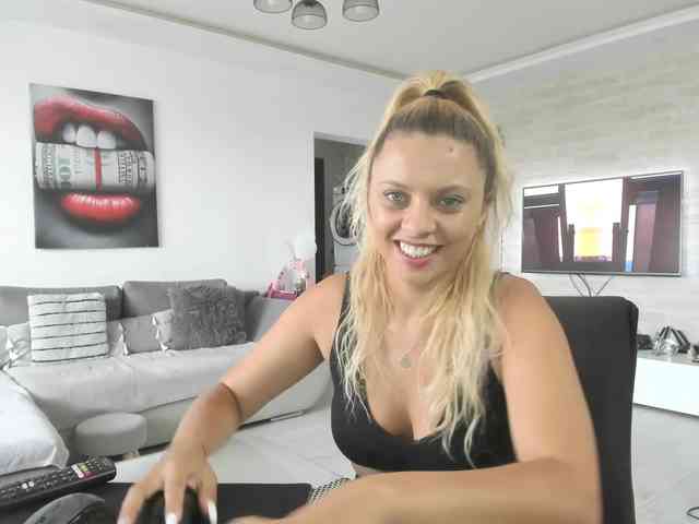 CarlaStaceeFun webcam