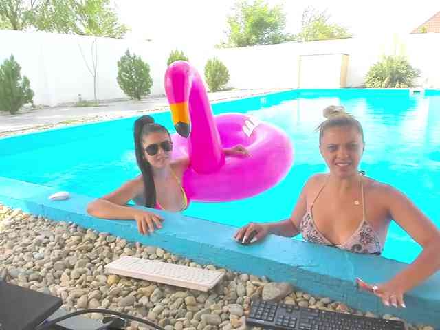 CarlaStaceeFun webcam