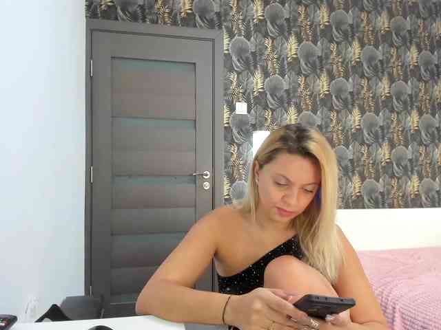 CarlaStaceeFun webcam