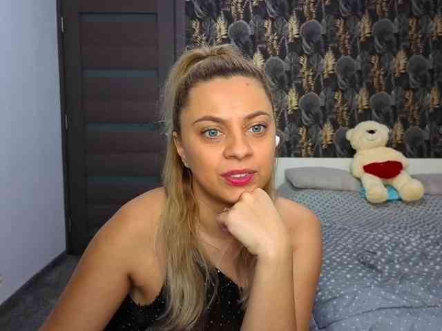 CarlaStaceeFun webcam