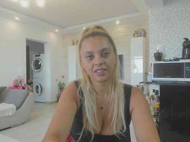 CarlaStaceeFun webcam