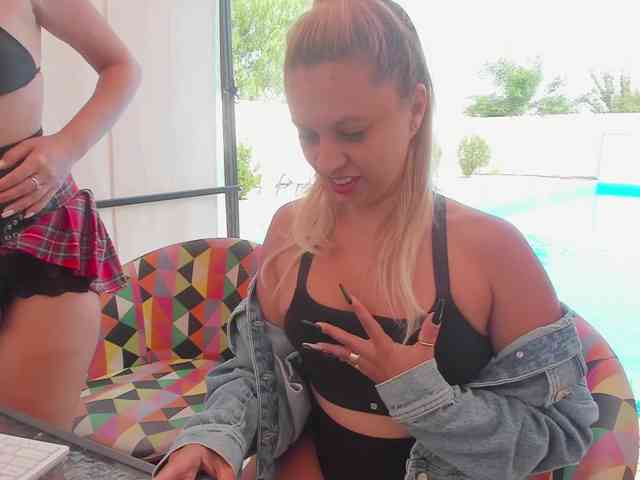 CarlaStaceeFun webcam
