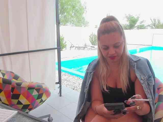 CarlaStaceeFun webcam