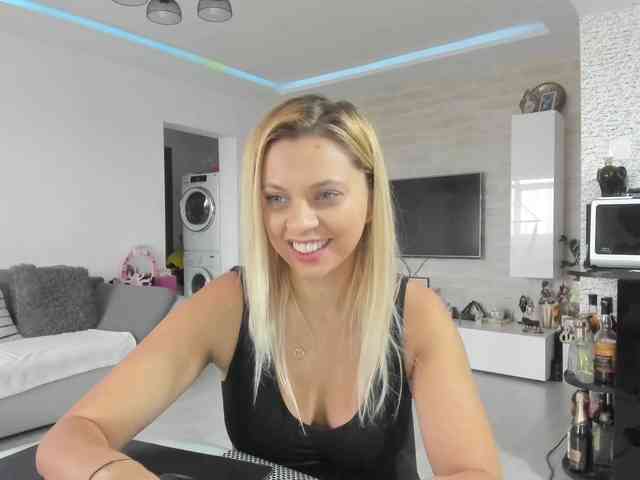 CarlaStaceeFun's webcam live show