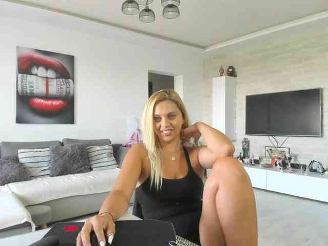 Carlastaceefun (30, White Cam Girl) performing deepthroat.