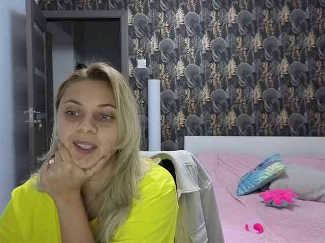 CarlaStaceeFun webcam