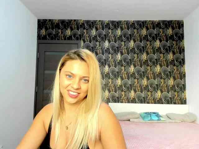 CarlaStaceeFun webcam