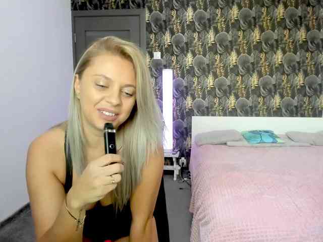 CarlaStaceeFun webcam