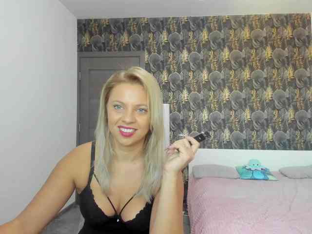 CarlaStaceeFun webcam