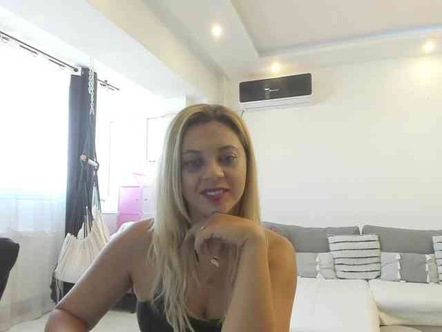 CarlaStaceeFun webcam