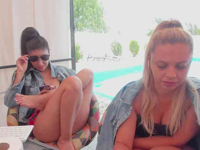 CarlaStaceeFun webcam