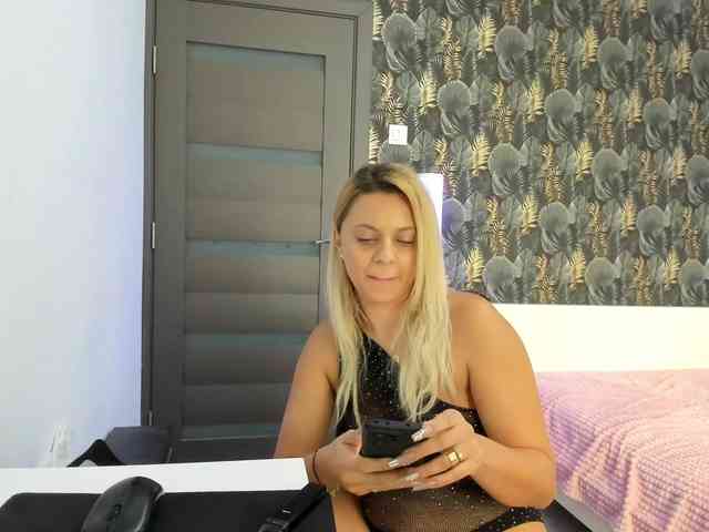 CarlaStaceeFun webcam