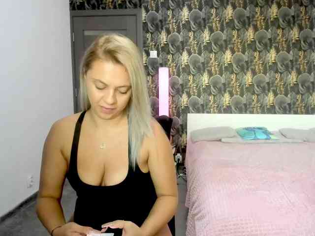 CarlaStaceeFun webcam