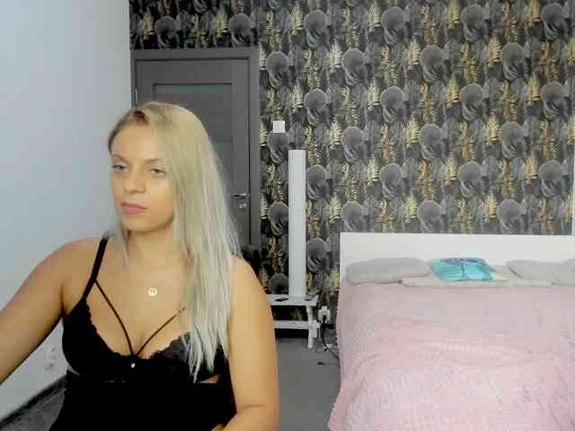CarlaStaceeFun webcam