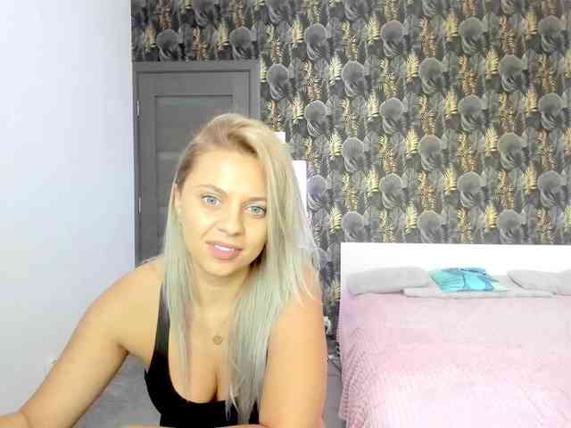 CarlaStaceeFun webcam