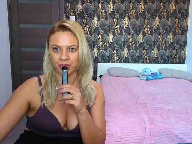 CarlaStaceeFun webcam