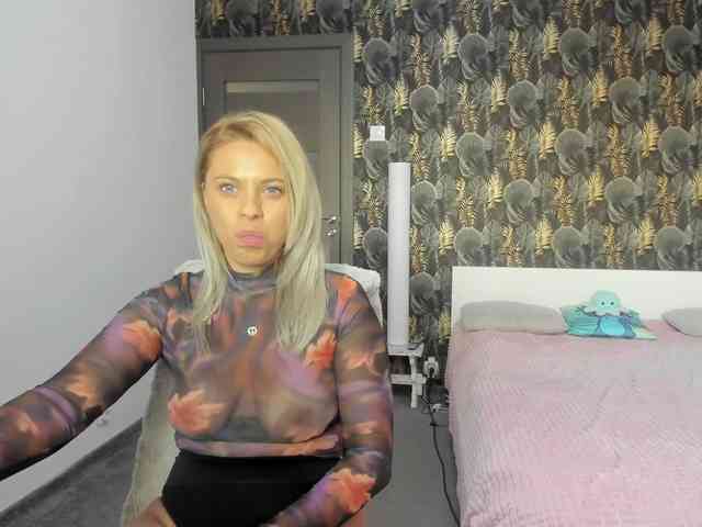 CarlaStaceeFun webcam