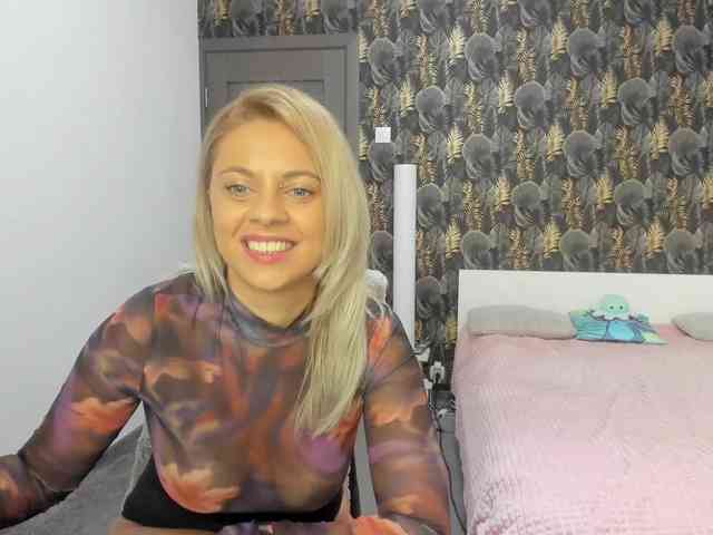 CarlaStaceeFun webcam