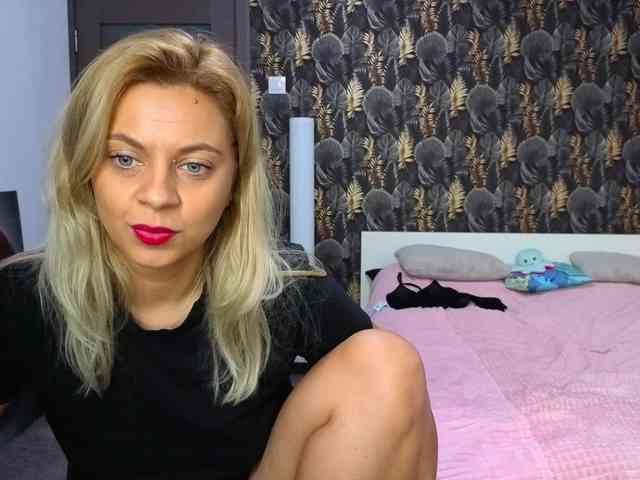 CarlaStaceeFun webcam