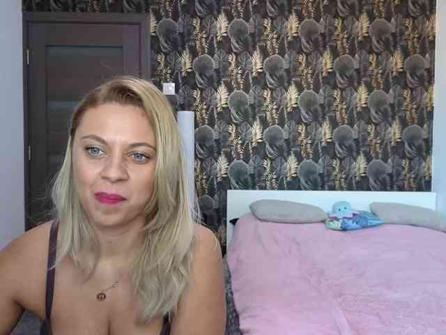 CarlaStaceeFun webcam