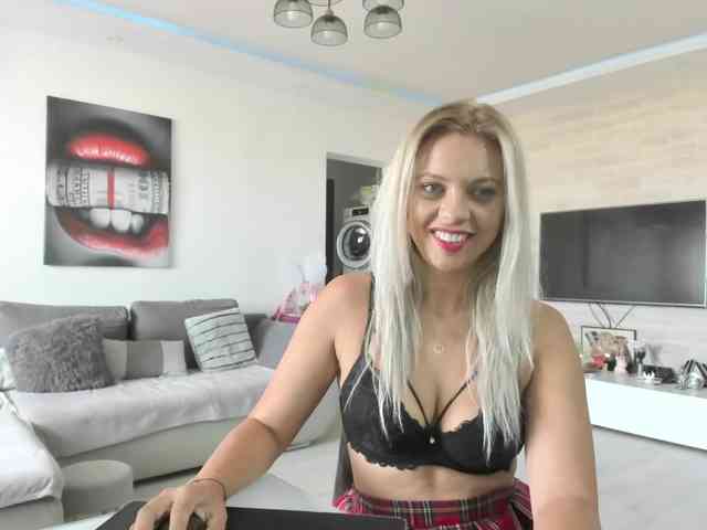 CarlaStaceeFun webcam