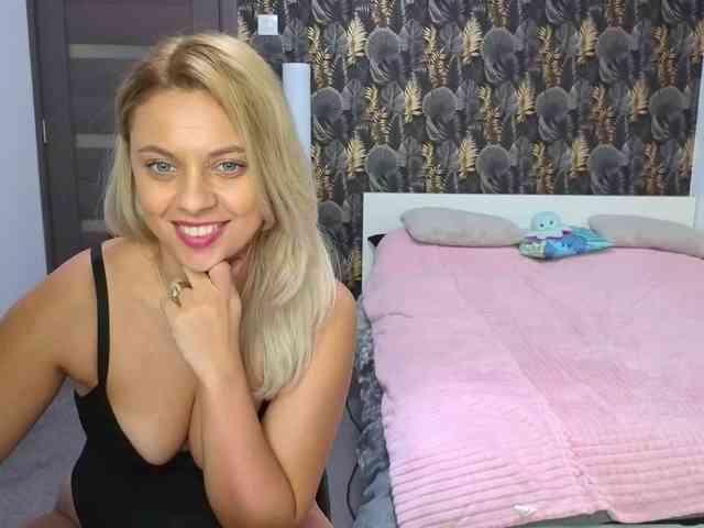 CarlaStaceeFun webcam