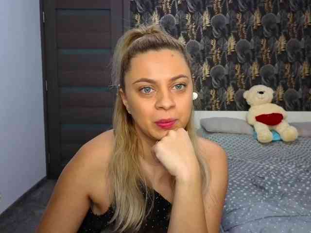 CarlaStaceeFun webcam