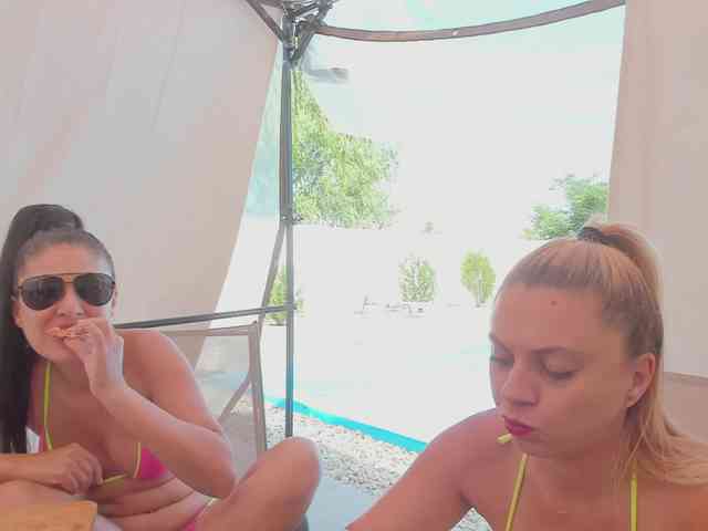 CarlaStaceeFun webcam