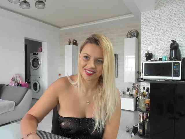 CarlaStaceeFun webcam