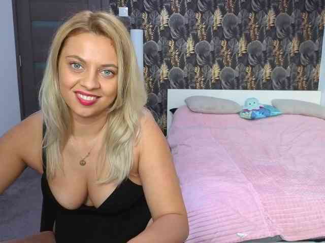 CarlaStaceeFun webcam