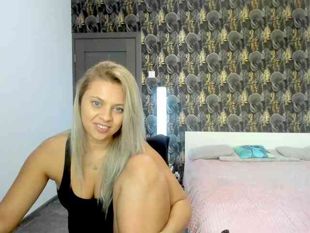 CarlaStaceeFun webcam