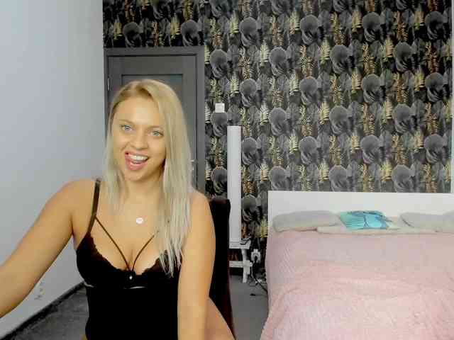 CarlaStaceeFun webcam