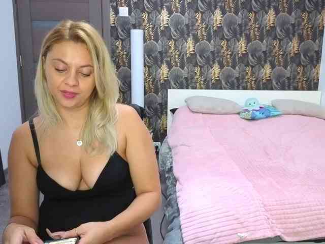 CarlaStaceeFun webcam