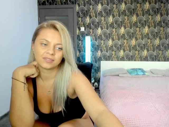 CarlaStaceeFun webcam
