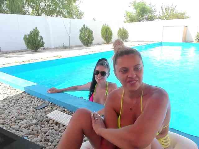CarlaStaceeFun webcam