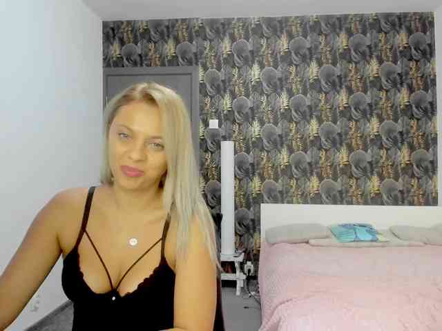 CarlaStaceeFun webcam