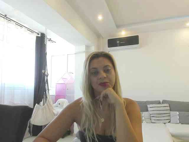 CarlaStaceeFun webcam