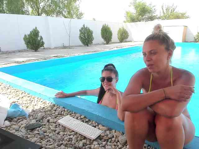 CarlaStaceeFun webcam