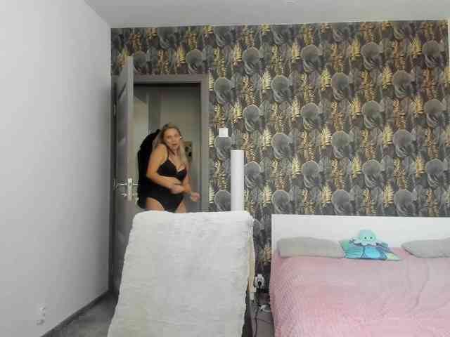 CarlaStaceeFun webcam